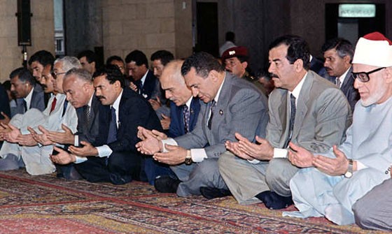 هكذا ظهر السياسيون والمشاهير في المساجد.. صور من الارشيف صورة رقم 1