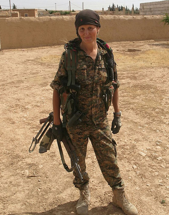 عارضة ازياء كردية تخلت عن حياة الرفاهية لقتال داعش صورة رقم 10