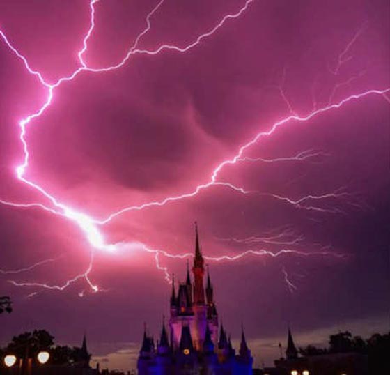 عواصف رعدية تضي سماء قلعة سندريلا وتدهش زوار ديزني صورة رقم 2
