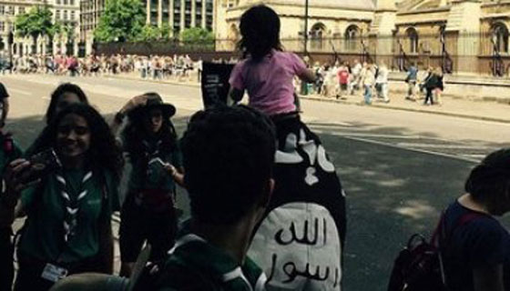 فصل موظفين حاكوا عملية ذبح وبريطاني تجول في لندن بعلم داعش صورة رقم 2