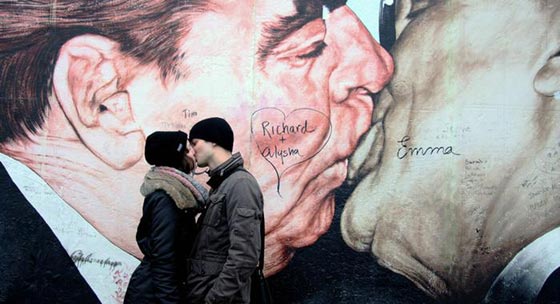 صور اشهر القبلات في العالم بمناسبة يوم القبلة العالمي صورة رقم 2