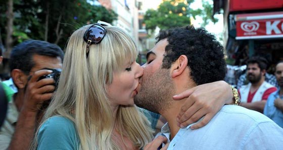 صور اشهر القبلات في العالم بمناسبة يوم القبلة العالمي صورة رقم 3
