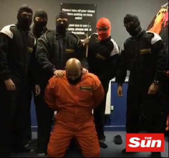 فصل موظفين حاكوا عملية ذبح وبريطاني تجول في لندن بعلم داعش صورة رقم 4