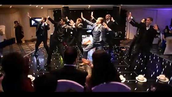 فيديو رائع: اخوة يفاجئون شقيقتهم العروس بهدية زفاف لن تنسى  صورة رقم 3