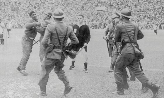 صور مباراة كرة القدم التي انتهت باسوأ كارثة في التاريخ صورة رقم 5