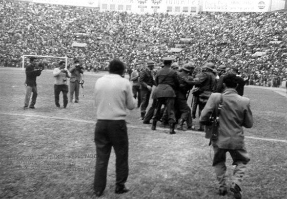 صور مباراة كرة القدم التي انتهت باسوأ كارثة في التاريخ صورة رقم 2
