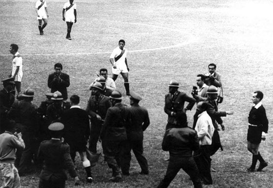 صور مباراة كرة القدم التي انتهت باسوأ كارثة في التاريخ صورة رقم 6