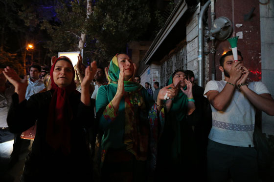 الاتفاق النووي يخرج الايرانيين من بيوتهم ويدفعهم للرقص في الشوارع صورة رقم 6