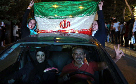 الاتفاق النووي يخرج الايرانيين من بيوتهم ويدفعهم للرقص في الشوارع صورة رقم 7