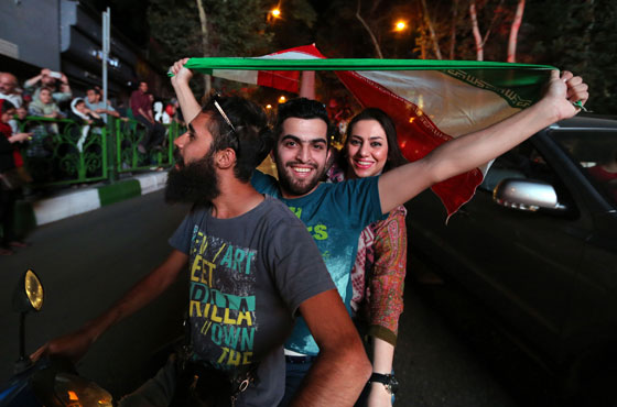 الاتفاق النووي يخرج الايرانيين من بيوتهم ويدفعهم للرقص في الشوارع صورة رقم 8