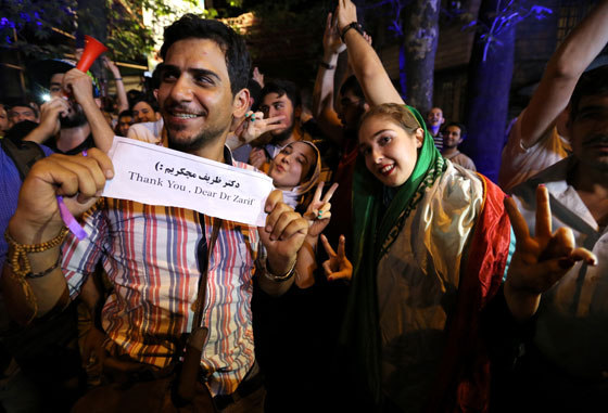 الاتفاق النووي يخرج الايرانيين من بيوتهم ويدفعهم للرقص في الشوارع صورة رقم 11