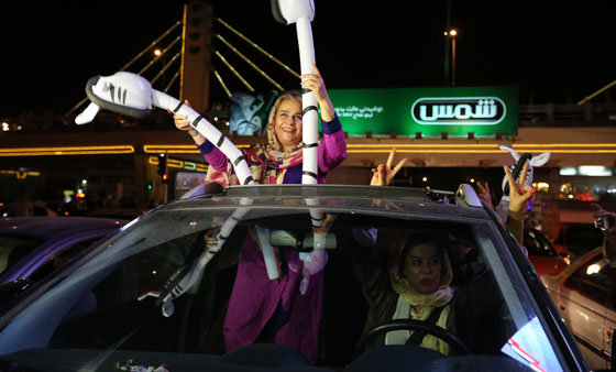 الاتفاق النووي يخرج الايرانيين من بيوتهم ويدفعهم للرقص في الشوارع صورة رقم 18