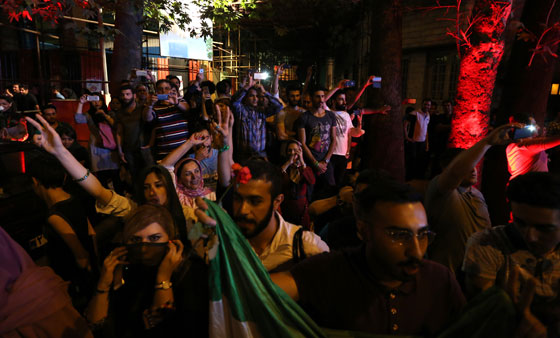 الاتفاق النووي يخرج الايرانيين من بيوتهم ويدفعهم للرقص في الشوارع صورة رقم 19