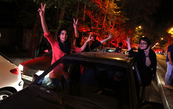 الاتفاق النووي يخرج الايرانيين من بيوتهم ويدفعهم للرقص في الشوارع صورة رقم 22