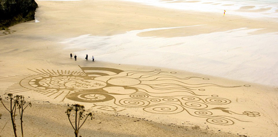 بريطانيا: طريقة مبتكرة  لطلب الزواج.. الرسم على الرمال!! صورة رقم 2