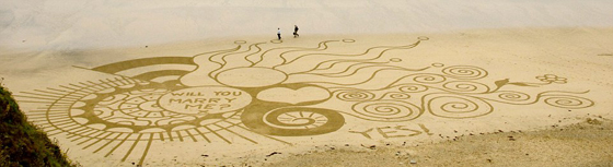 بريطانيا: طريقة مبتكرة  لطلب الزواج.. الرسم على الرمال!! صورة رقم 1