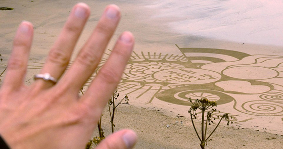 بريطانيا: طريقة مبتكرة  لطلب الزواج.. الرسم على الرمال!! صورة رقم 4