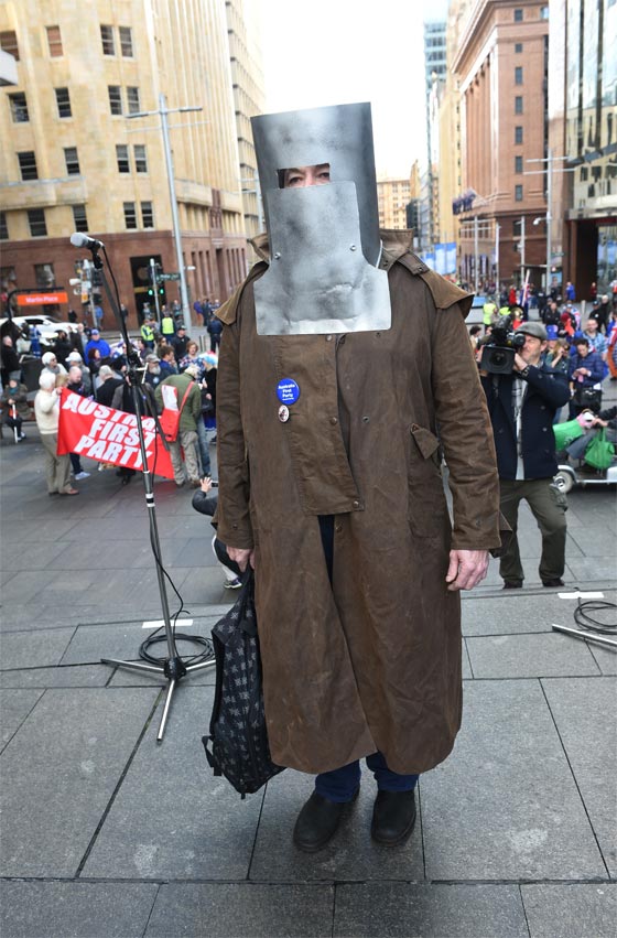 شوارع استراليا تضج بالتظاهرات المؤيدة له والمناهضة ايضا صورة رقم 14