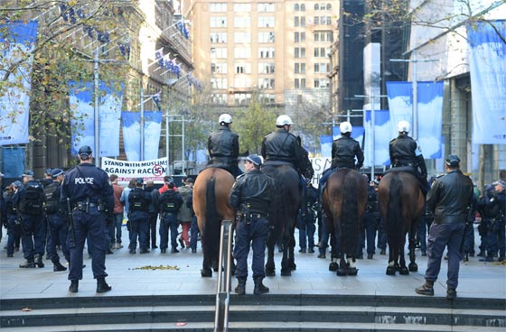 شوارع استراليا تضج بالتظاهرات المؤيدة له والمناهضة ايضا صورة رقم 15