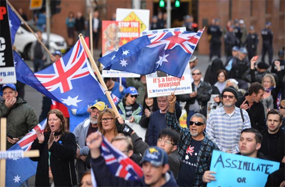 شوارع استراليا تضج بالتظاهرات المؤيدة له والمناهضة ايضا صورة رقم 2