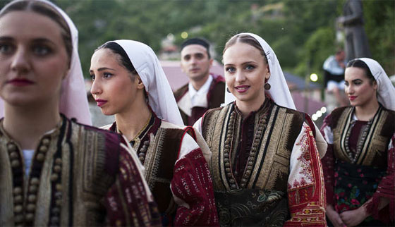 في مقدونيا.. عروسان يحظيان بعرس شعبي اسطوري على مدار 3 ايام صورة رقم 4