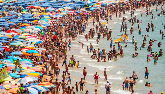 اعداد هائلة من السّياح على شواطئ اسبانيا بمستويات قياسية صورة رقم 1