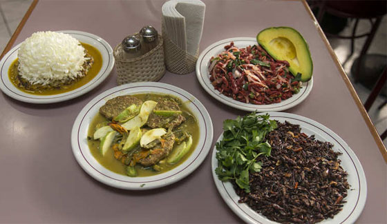 وجبات عديدة ومتنوعة من الحشرات وفودكا بالصراصير والعقارب صورة رقم 8