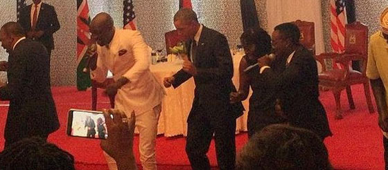 بالفيديو.. شاهد الرئيس اوباما يؤدي رقصة افريقية بإتقان في كينيا صورة رقم 1