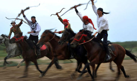 بالصور.. شاهد مهارات محاربي قيرغيزستان في ركوب الخيل صورة رقم 4