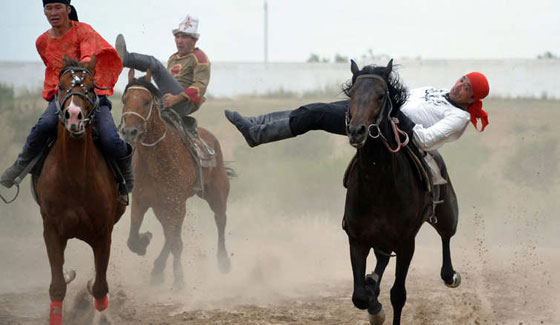 بالصور.. شاهد مهارات محاربي قيرغيزستان في ركوب الخيل صورة رقم 2