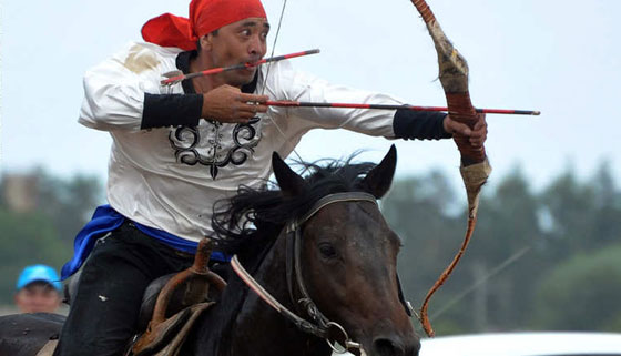 بالصور.. شاهد مهارات محاربي قيرغيزستان في ركوب الخيل صورة رقم 6