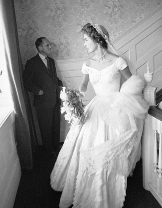 فستان جاكلين كندي يخلد حفل زفافها.. اقرا قصته الكاملة صورة رقم 9