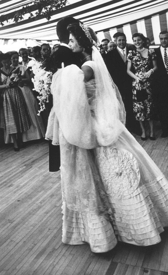فستان جاكلين كندي يخلد حفل زفافها.. اقرا قصته الكاملة صورة رقم 6