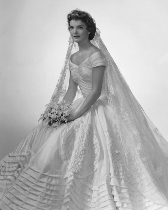 فستان جاكلين كندي يخلد حفل زفافها.. اقرا قصته الكاملة صورة رقم 12