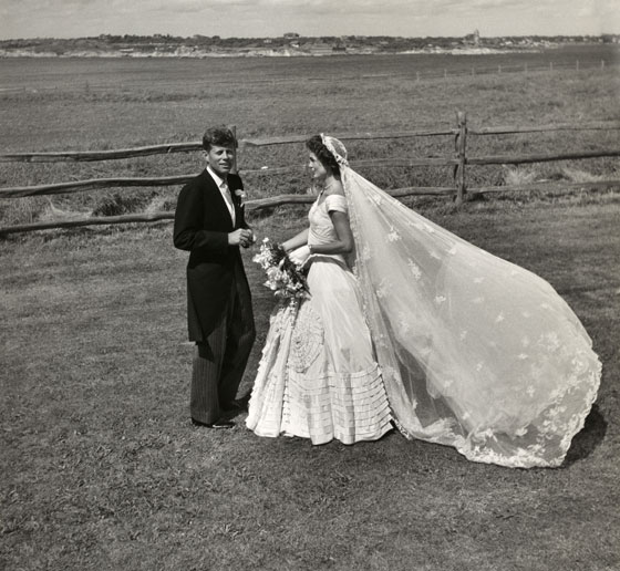 فستان جاكلين كندي يخلد حفل زفافها.. اقرا قصته الكاملة صورة رقم 3