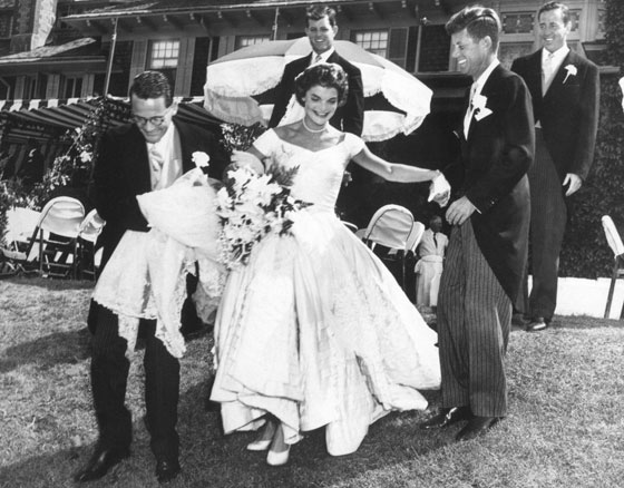 فستان جاكلين كندي يخلد حفل زفافها.. اقرا قصته الكاملة صورة رقم 1