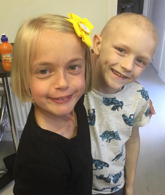 طفلة تساند صديقتها مريضة السرطان بتخليها عن 33 سنتمترا من شعرها الذهبي!! صورة رقم 1