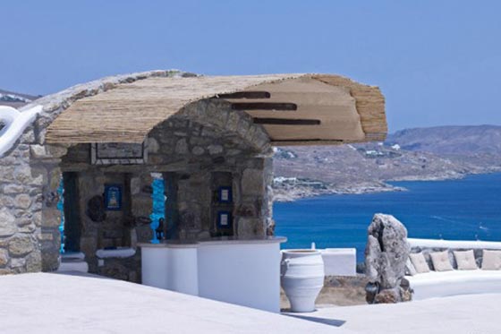شواطئ اليونان تفاخر العالم بفيلا استثنائية اسمها دوجلاس.. شاهدها بالصور صورة رقم 1