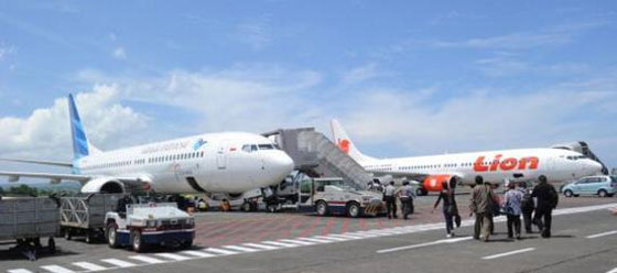 خروج طائرة عن مدرجها بسبب الامطار يغلق مطارا في اندونيسيا صورة رقم 1