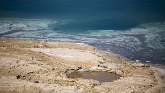 بالصور.. البحر الميت يموت موتا بطيئا صورة رقم 1