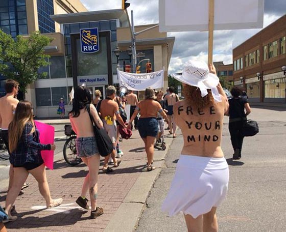  مئات النساء يتظاهرن دفاعا عن حقهن بكشف صدورهن في كندا صورة رقم 1