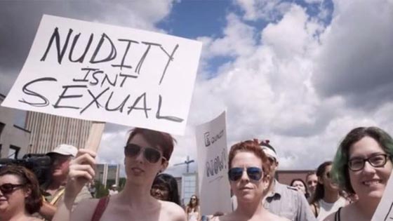  مئات النساء يتظاهرن دفاعا عن حقهن بكشف صدورهن في كندا صورة رقم 3