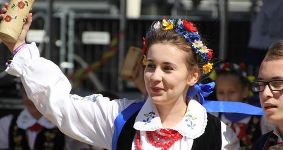  صور طريفة من مهرجان اوروبا للازياء التقليدية الفولكلورية صورة رقم 1