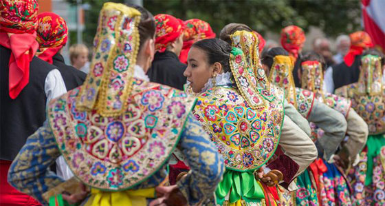  صور طريفة من مهرجان اوروبا للازياء التقليدية الفولكلورية صورة رقم 2