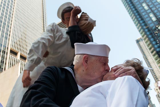 مئات الأزواج يعيدون تمثيل قبلة ضابط امريكي لممرضة في تايم سكوير صورة رقم 7