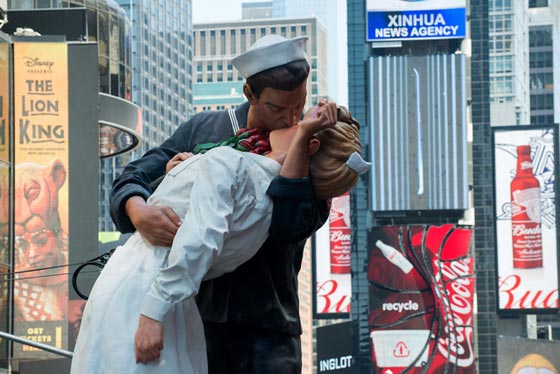 مئات الأزواج يعيدون تمثيل قبلة ضابط امريكي لممرضة في تايم سكوير صورة رقم 4
