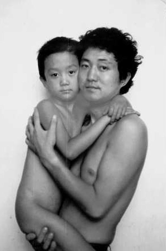 شاهد الفرق بين الاب وابنه خلال ثلاثين عاما متتالية من الصور صورة رقم 3