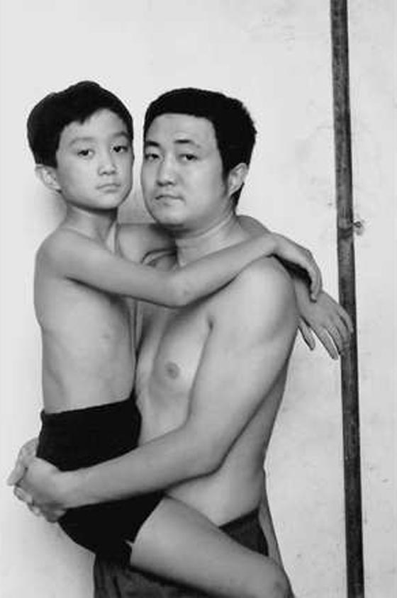 شاهد الفرق بين الاب وابنه خلال ثلاثين عاما متتالية من الصور صورة رقم 4