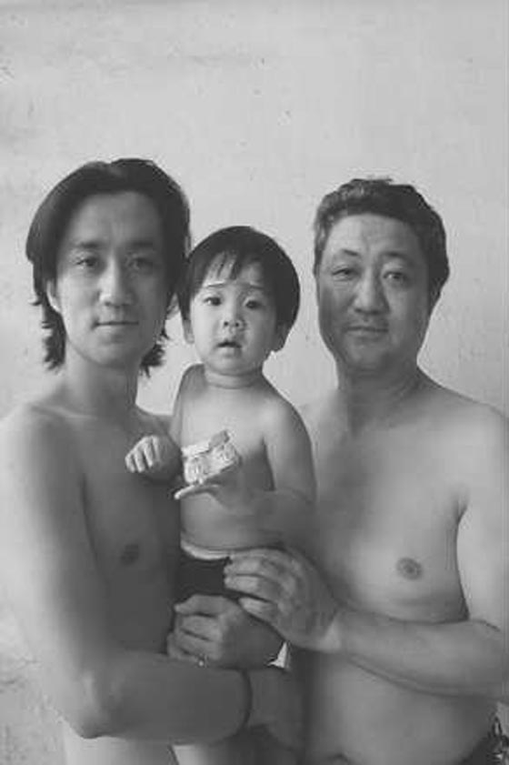 شاهد الفرق بين الاب وابنه خلال ثلاثين عاما متتالية من الصور صورة رقم 9