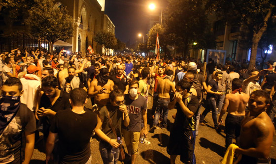  مواجهات عنيفة وعشرات الجرحى في بيروت خلال حملة طلعت ريحتكم صورة رقم 11